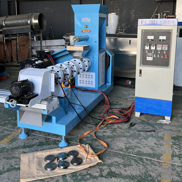 دستگاه ساخت گلو های غذایی ماهی 600-700 کیلوگرم اتوماتیک / DGP120 Extruder Pellets For Dog Cat